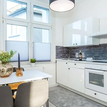 Modern & Stylish For 4: Kitchen *